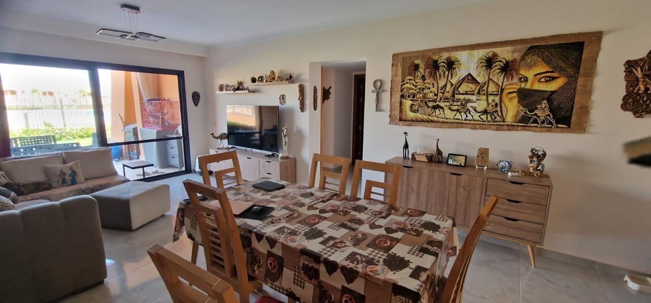 living room with swimming pool veiw